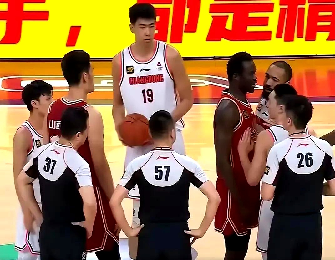 B体育官网：中国篮球裁判：公正执法，维护比赛公平，提升职业素养，保障联赛健康发展的简单介绍